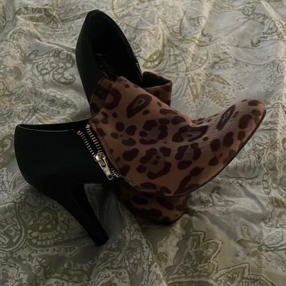 Size 9 calf hair leopard print Booty Heels by Dexflex Comfort - Picture 2 of 4